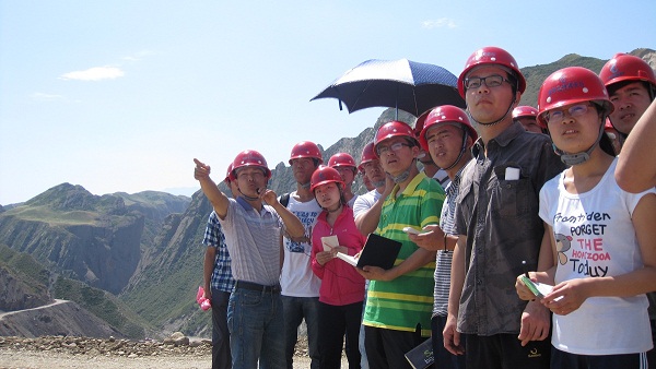 7��9����ʯ���Ӵ�W(xu��)��������顱�F(tu��n)�(du��)�ڶ���ǰ����˹����ˮ���м~��������(sh��)���{(di��o)�п�˹����ˮ���м~���̵ĵ��|(zh��)��r���D���(du��)�T��?c��)��J(r��n)�� (t��ng)ȡ�����ώ����v����