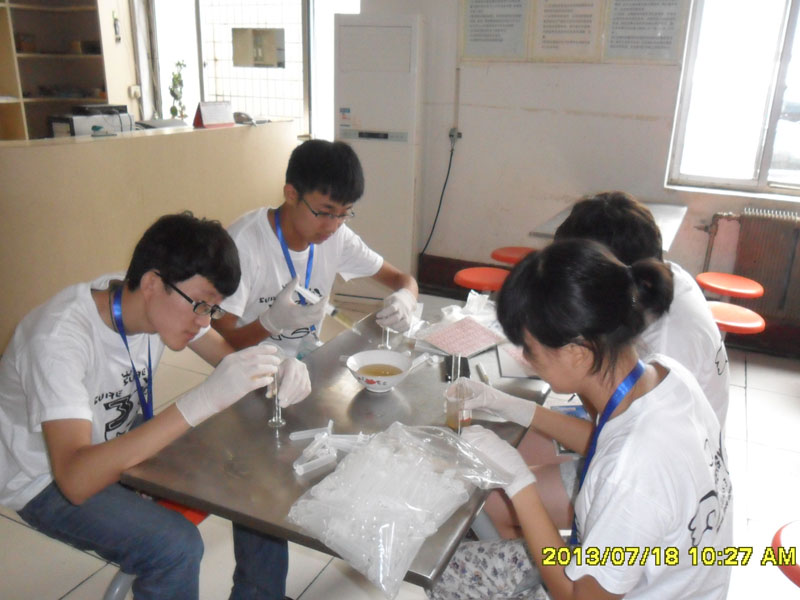 7��27�գ����ϴ�W(xu��)���YԴ�ɡ����������(sh��)�`���(du��)���_(d��)��һ��(g��)��(sh��)�`�ء����ĳǡ��(du��)�T���R��ͣ��ǰ����һ��(g��)ȡ���c(di��n)�M(j��n)��ȡ�ӹ������D���(du��)�T���ڌ�200ml�Ę�Ʒ�b�M(j��n)20��(g��)С������ԇ��ƿ����