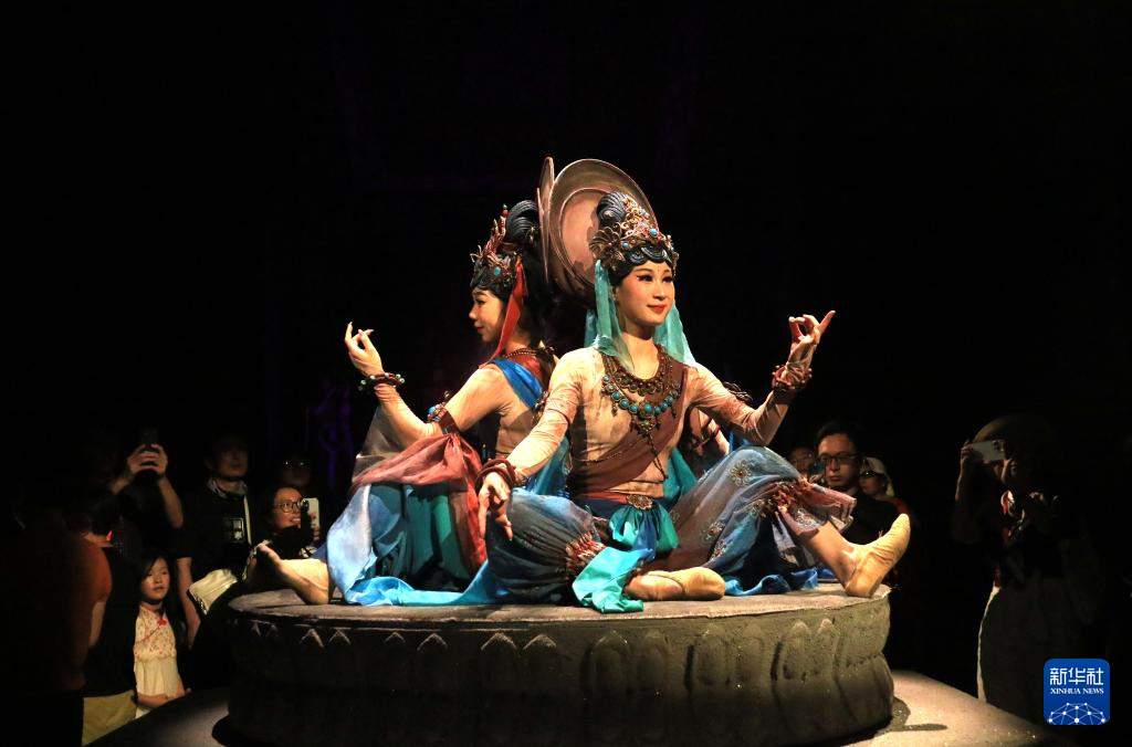 8月5日晚，游客在甘肅省敦煌市觀看大型洞窟式沉浸體驗劇《樂動敦煌》。 新華社發(fā)（張曉亮 攝）