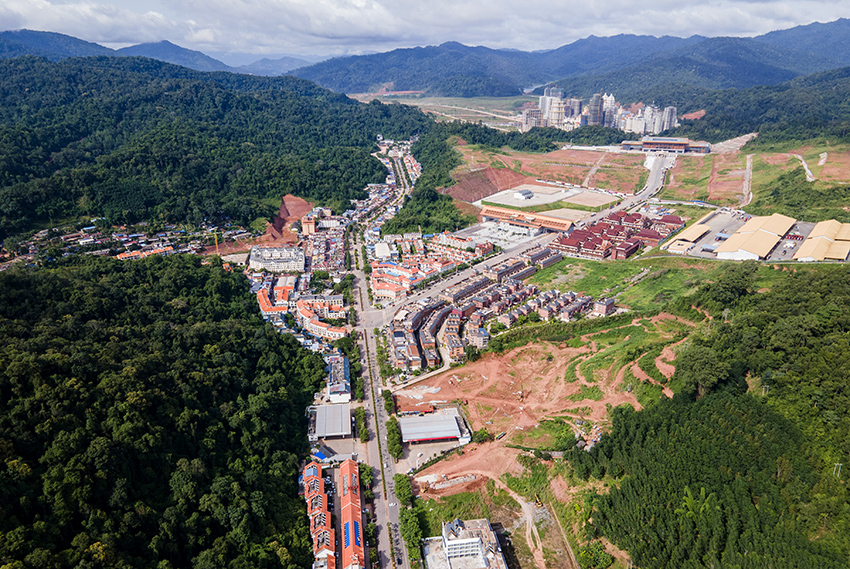 磨憨口岸俯瞰，右前方高層白色建筑群為老撾境內(nèi)。人民網(wǎng)記者 符皓攝