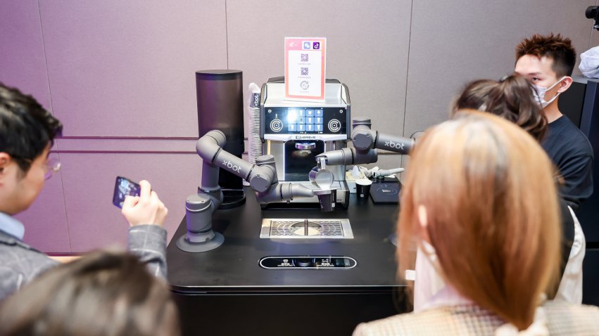 到場觀眾體驗如影智能咖啡大師。主辦方供圖