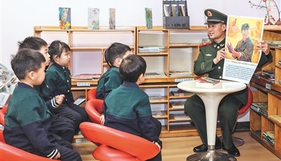 武警戰(zhàn)士為孩子們講述雷鋒故事